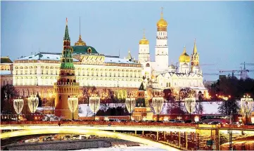  ?? — AFP photo ?? Photo shows the Kremlin complex (rear) and the Bolshoy Kamenny bridge crossing the river Moskva in Moscow.