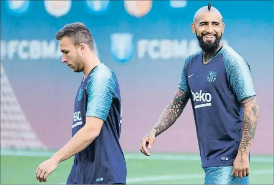  ?? ENRIC FONTCUBERT­A / EFE ?? Arthur y Arturo Vidal, ambos fichados este verano, representa­n dos maneras opuestas de entender el juego en el centro del campo