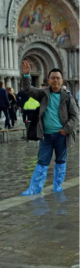  ?? (foto Vision) ?? La giornata A sinistra la presidente del Senato Maria Elisabetta Alberti Casellati, il ministro all’Interno, Luciana Lamorgese e il sindaco di Venezia,Luigi Brugnaro, durante la visita lla Basilica di San Marco. A fianco, foto ricordo dei turisti in piazza San Marco