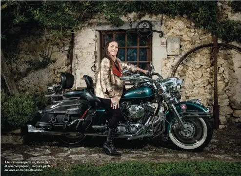  ??  ?? À leurs heures perdues, Pierrette et son compagnon, Jacques, partent en virée en Harley-Davidson.