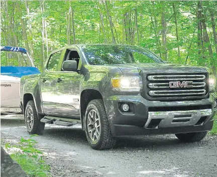  ?? DEREK McNAUGHTON/DRIVING ?? The muscular 2016 GMC Canyon SLE 4WD — with its 305-hp, 3.6-L V-6 — can tow up to 3,175 kilograms.