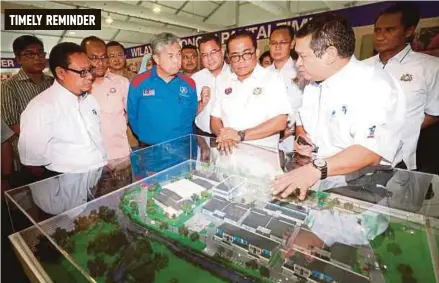  ?? PIC BY MOHD AZREN JAMALUDIN ?? Deputy Prime Minister Datuk Seri Dr Ahmad Zahid Hamidi and Johor Menteri Besar Datuk Seri Mohamed Khaled Nordin at the Progressiv­e Johor Expo at Dataran Mahkota, Kota Iskandar, yesterday.