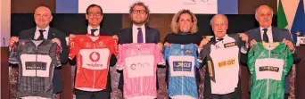  ??  ?? Le 6 maglie del Giro under 23 Enel mostrate (da sinistra) da Marco Selleri, Davide Cassani, il ministro Luca Lotti, i vicepresid­enti Coni Alessandra Sensini e Franco Chimenti, il presidente Fci Renato Di Rocco