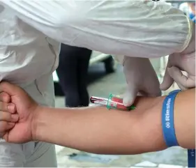  ??  ?? PREVENCIÓN. Ayer los del MSP tomaron 63 muestras de sangre en ‘El Panecillo’ para verificar quiénes están infectados; hoy se hará lo mismo con 40 en ‘Barrio Caliente’.