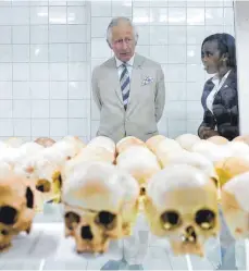  ?? FOTO: CHRIS JACKSON/DPA ?? Zu Besuch in der Völkermord-Gedenkstät­te in Ruandas Hauptstadt Kigali: Prinz Charles mit Rachel Murekatete, der dortigen Leiterin.