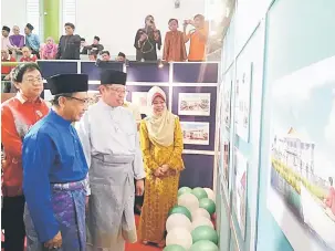  ??  ?? TERTARIK: Abang Johari (tiga kiri) ditemani Fatimah (kanan) meninjau pelan dan pameran pada Majlis Pecah Tanah Galeri Warisan Melanau semalam.