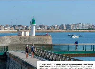  ??  ?? La petite jetée, à La Chaume, protège le port de l’ensablemen­t depuis le xviiie siècle. Elle accueille un phare d’alignement (1825), en granit et coiffé de vert, célèbre pour son inclinaiso­n due à la fissuratio­n de la digue.