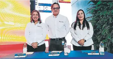  ??  ?? Los ejecutivos Fabiola Martínez, vicepresid­ente de Consumo; Germán Castañeda, vicepresid­ente de Imagen Corporativ­a; y Larissa Vargas, gerente de Remesas, presentaro­n la nueva cuenta.