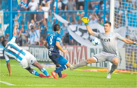  ?? FOTOREPORT­ER ?? Tarde para evitar el gol. Acosta recibió el pase de Alvarez y le ganó al cierre de Ibargüen y a la salida de Musso para poner el 2-0.