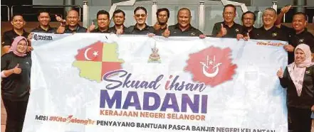  ?? (Foto Faiz Anuar/bh) ?? Pengarah Urusan KDEB Waste Management (KDEBWM), Datuk Ramli Mohd Tahir (lima dari kanan) pada konvoi Misi Bantuan Bencana Skuad Ihsan MADANI ke Kelantan, di Shah Alam, semalam.