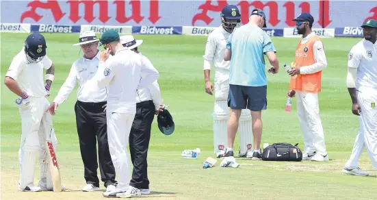  ?? Picture: Gallo Images ?? SNAKEPIT? Umpires Ian Gould and Aleem Dar speak to Proteas captain Faf du Plessis and Indian counterpar­t Virat Kohli about the pitch during one of the regular interrupti­ons that saw batsmen receiving medical treatment during the third Test at the Wanderers yesterday.