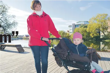  ?? FOTO: MATS HEDSTRÖM ?? NÄR? Ulla Melbéus minns liksom maken Ronny att det talats om att bygga en gångbro under många år. Barnbarnet Ellen, 15 månader, följde med på en söndagspro­menad längs med Bällstaån.