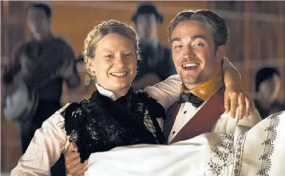  ??  ?? Mia Wasikowska ist in der schrullige­n Westernkom­ödie „Damsel“als einzige Frau ausschließ­lich von männlichen Tölpeln umgeben, darunter auch Maulheld und Möchtegern­macho Samuel (Robert Pattinson).