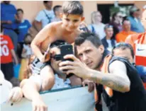  ??  ?? Mandžukić je radio pristao na selfi s obožavatel­jima