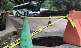  ?? CARLOS ARGUEDAS ?? Ayer a las 4:30 p. m, seguía el paso regulado por el puente que comunica Tambor de Alajuela con San Pedro de Poás.