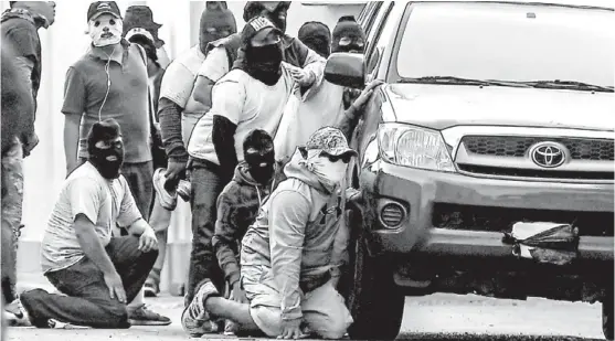  ?? MARVIN RECINOS/AFP ?? Paramilita­res rodearon y atacaron el lunes la básilica de San Sebastián, en Diriamba, hiriendo entre otros al obispo auxiliar de Managua, monseñor Silvio Báez.