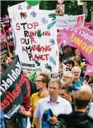  ?? FOTO: DPA ?? In Hamburg demonstrie­ren viele Leute – zum Beispiel für Klimaschut­z.
