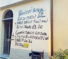  ??  ?? Nel Lecchese Le scritte che accusano il presunto seduttore sono apparse sul muro di un condominio nel centro del paese di Bellano, e su un muretto vicino a una scuola. Dopo la denuncia e l’avvio delle indagini, sono state subito cancellate