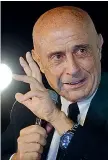  ??  ?? Al Viminale Marco Minniti, 61 anni, calabrese, è ministro degli Interni dal 12 dicembre dello scorso anno. Di scuola comunista, nella sua carriera politica ha ricoperto diversi incarichi nel Pds, nei Ds e nel Pd. Più volte deputato, è stato...