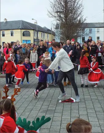 ?? Photos by Eugene Cosgrove. ?? A large crowd at the Market Square in Mallow to enjoy the Eileen School of Dance show last Saturday afternoon.