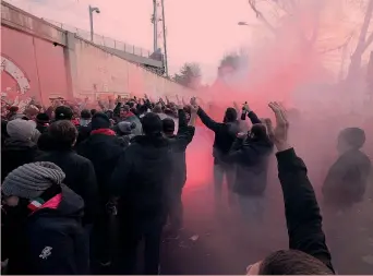  ??  ?? I tifosi del Vicenza presenti ieri mattina davanti ai cancelli del Menti per bloccare l’uscita del pullman IPP