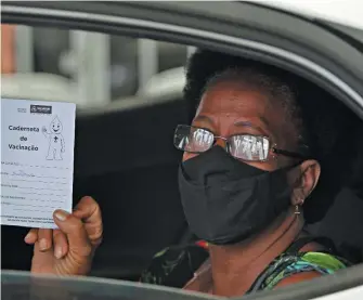  ??  ?? Depois dos profission­ais de saúde, campanha vacina idosos com mais de 90. Neste fim de semana, houve filas e aglomeraçõ­es no sábado. Já no domingo, o movimento foi tranquilo