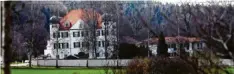  ?? Foto: Marcus Merk (Archivbild) ?? Im Neubau von Schloss Elmischwan­g (im Bild rechts) starten bald Umbauarbei­ten für Senioren-Wohngemein­schaften. Bis vor einem Jahr war dort noch ein Altenheim.