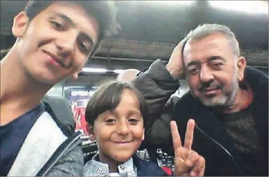  ?? . ?? Osama Abdul Moshen (a la derecha), junto a sus hijos Mohamed al Ghadabe y Zaid, en una imagen tomada en Munich