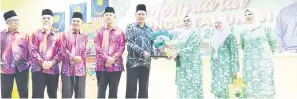  ?? ?? TERIMA KASIH: Dayang Maimunah (tiga kanan) menyampaik­an cenderamat­a kepada Dr Abdul Rahman (empat kanan) disaksikan tetamu lain di Limbang semalam.