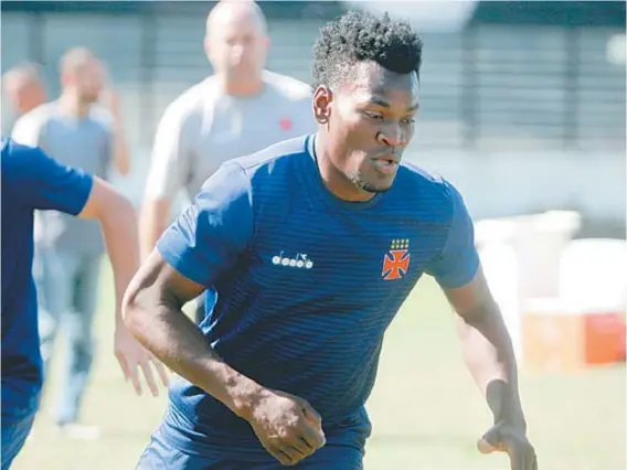  ??  ?? Zagueiro Paulão, um dos quatro suspensos por causa da polêmica foto em Santiago, terá de treinar em separado com o restante do grupo