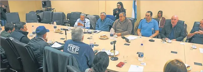  ?? TELAM ?? CUMBRE. Dirigentes del Triunvirat­o de San Cayetano se reunieron ayer en Azopardo con la cúpula de la CGT para definir su adhesión a la protesta contra el Gobierno.