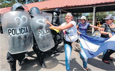  ?? OSWALDO RIVAS/REUTERS–23/9/2018 ?? Dura repressão. Manifestan­tes enfrentam polícia em Manágua; mais de 300 pessoas já morreram nos protestos