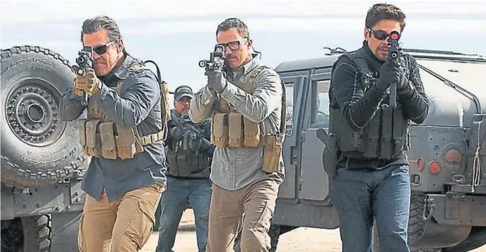  ??  ?? Tres de un par perfecto. En los extremos de la foto, están Josh Brolin y Benicio del Toro, actores con espalda para una saga ultraviole­nta y que es puro desasosieg­o.