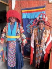  ??  ?? Ngakwang (right) and Bu Dawa display their traditiona­l Gyashey costume in the Nelung township.