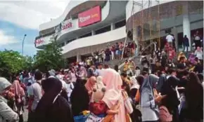  ?? [FOTO KORANNTB.COM TWITTER] ?? Pengunjung pasar raya di Kota Mataram keluar dari bangunan selepas berlaku gempa bumi di Lombok, semalam.