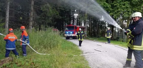  ??  ?? Die freiwillig­e Feuerwehr in Bergheim trainiert gemeinsam mit der Jugendfeue­rwehr.