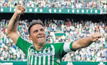  ??  ?? Joaquín Sánchez celebra en el Villamarín uno de los 10 goles que ha marcado esta temporada.