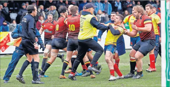  ??  ?? INCIDENTES. Un panel judicial designado por Rugby Europa analizará la actuación de algunos de los jugadores españoles que persiguier­on a Iordachesc­u al final del encuentro.