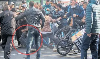  ??  ?? El ataque. Un grupo rodea a Esteche cerca de Avenida de Mayo y Bernardo de Irigoyen (izq). En el piso, el dirigente es agredido con hierros punzantes y otros elementos cortantes.