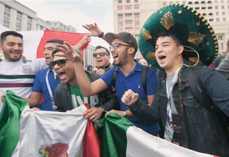  ?? /EFE ?? La algarabía y colorido de los aficionado­s mexicanos ya se puede palpar en la Plaza Roja de Moscú.