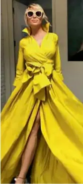  ??  ?? Con un glamoroso vestido amarillo (que ensució al quitarse), la sexy rubia reapareció con “Su” Giménez y presentó a su nueva pareja, el banquero, Javier Naselli.