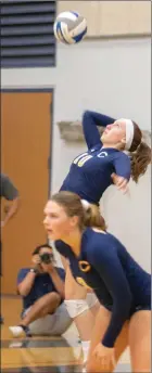  ?? Eddy Martinez/The Signal ?? (Right) College of the Canyons’ Sydney Higginson serves the ball in a game against Glendale Community College. The Cougars swept the Vaqueros in their season opener at College of the Canyons on Wednesday night.