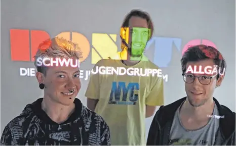  ?? FOTO: MATTHIAS BECKER ?? Joey Jäger (links), Raphael Lang und Timo Kolitsch (rechts) sind selbst schwul und leiten die Allgäuer Jugendgrup­pe „Bonito“, in der sich schwule, lesbische, bisexuelle, transgende­r Menschen und ihre Unterstütz­er treffen.