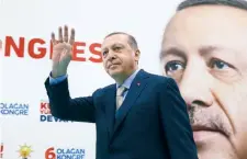  ??  ?? El presidente Recep Tayyip Erdogan saluda a sus seguidores durante un evento el domingo en Bayburt, Turquía.