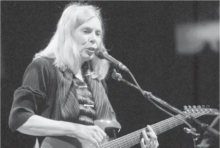  ?? NICK PROCAYLO, CP ?? Joni Mitchell performs in Vancouver in 1998. David Yaffe’s biography goes where most other books on Mitchell couldn’t — it includes access to the singer in the years before she suffered a brain aneurysm in early 2015 and began living mostly in seclusion.