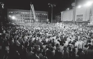  ?? Foto Borut Krajnc ?? Vzhičenost naroda v noči razglasitv­e države Slovenije