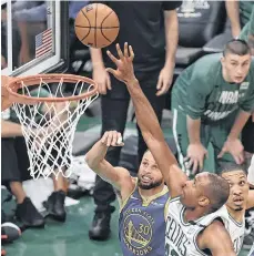  ?? /EFE. ?? El dominicano Al Horford (der.) fue el mejor jugador de los Celtics en el sexto juego de las Finales de la NBA.