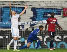  ?? (Photo AFP) ?? Ocampos lève les bras au ciel. L’OM doit se contenter de la Ligue Europa.