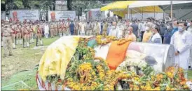 ?? HT PHOTO ?? (From left) Cavalcade moving with the mortal remains of Kalyan Singh in Aligarh; Governor Anandi Ben Patel and chief minister Yogi Adityanath paying floral tribute. Union Home Minister Amit Shah and others are also seen in the picture.