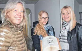  ?? SZ- FOTO: KÖ ?? Susanne Baum mit Tochter Carolin bringt das gemeinsame Werk bei Anne Linder vorbei.